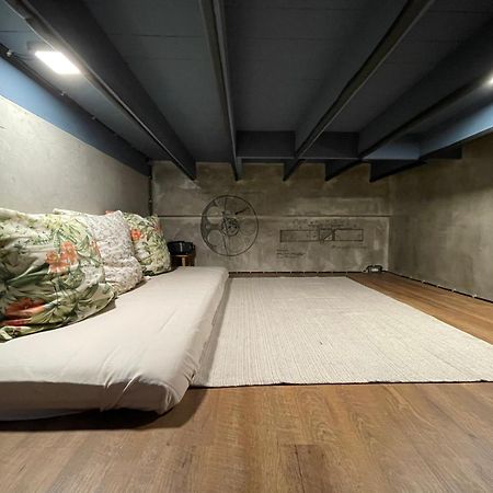 Central Old Town Cottage Bangkok Bagian luar foto