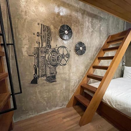Central Old Town Cottage Bangkok Bagian luar foto