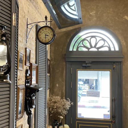 Central Old Town Cottage Bangkok Bagian luar foto