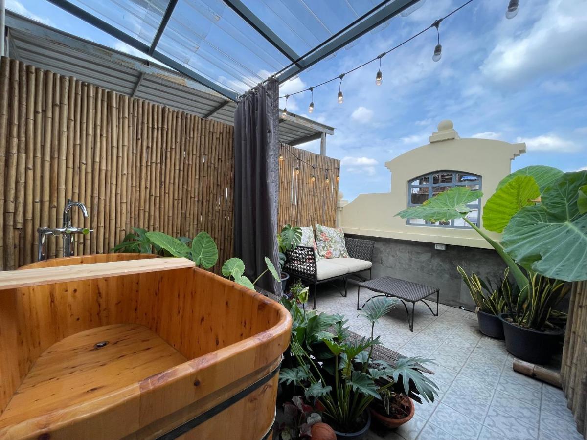 Central Old Town Cottage Bangkok Bagian luar foto