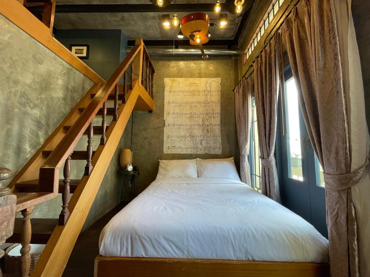 Central Old Town Cottage Bangkok Bagian luar foto