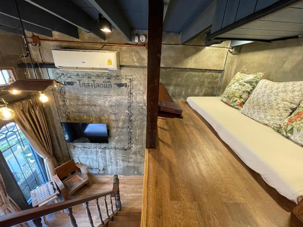 Central Old Town Cottage Bangkok Bagian luar foto
