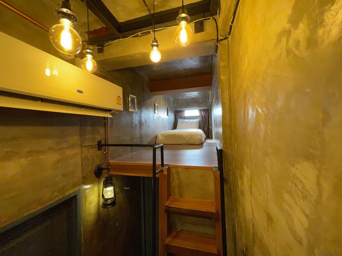 Central Old Town Cottage Bangkok Bagian luar foto