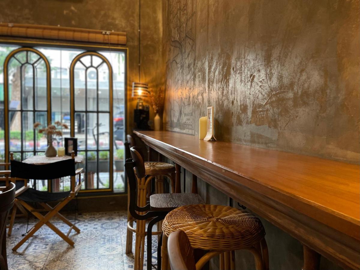 Central Old Town Cottage Bangkok Bagian luar foto