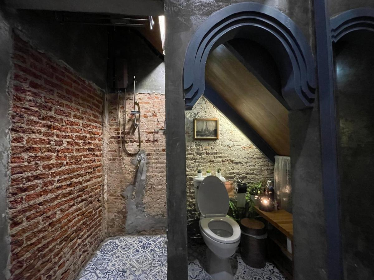 Central Old Town Cottage Bangkok Bagian luar foto