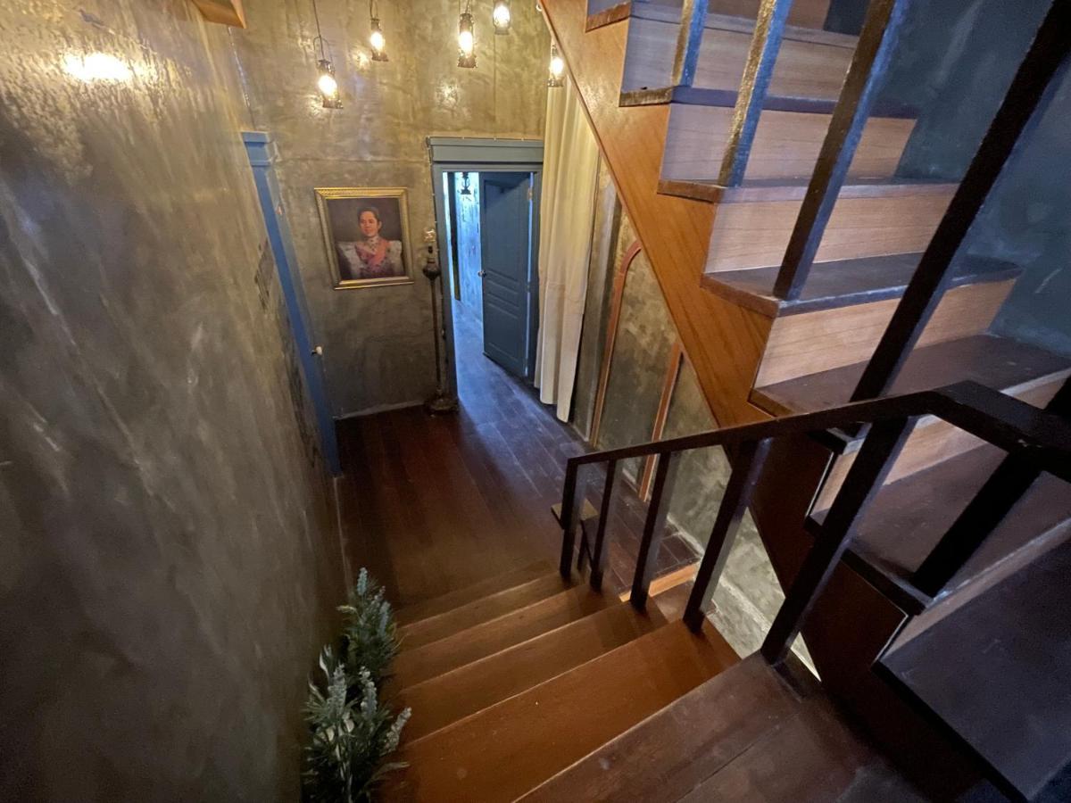 Central Old Town Cottage Bangkok Bagian luar foto