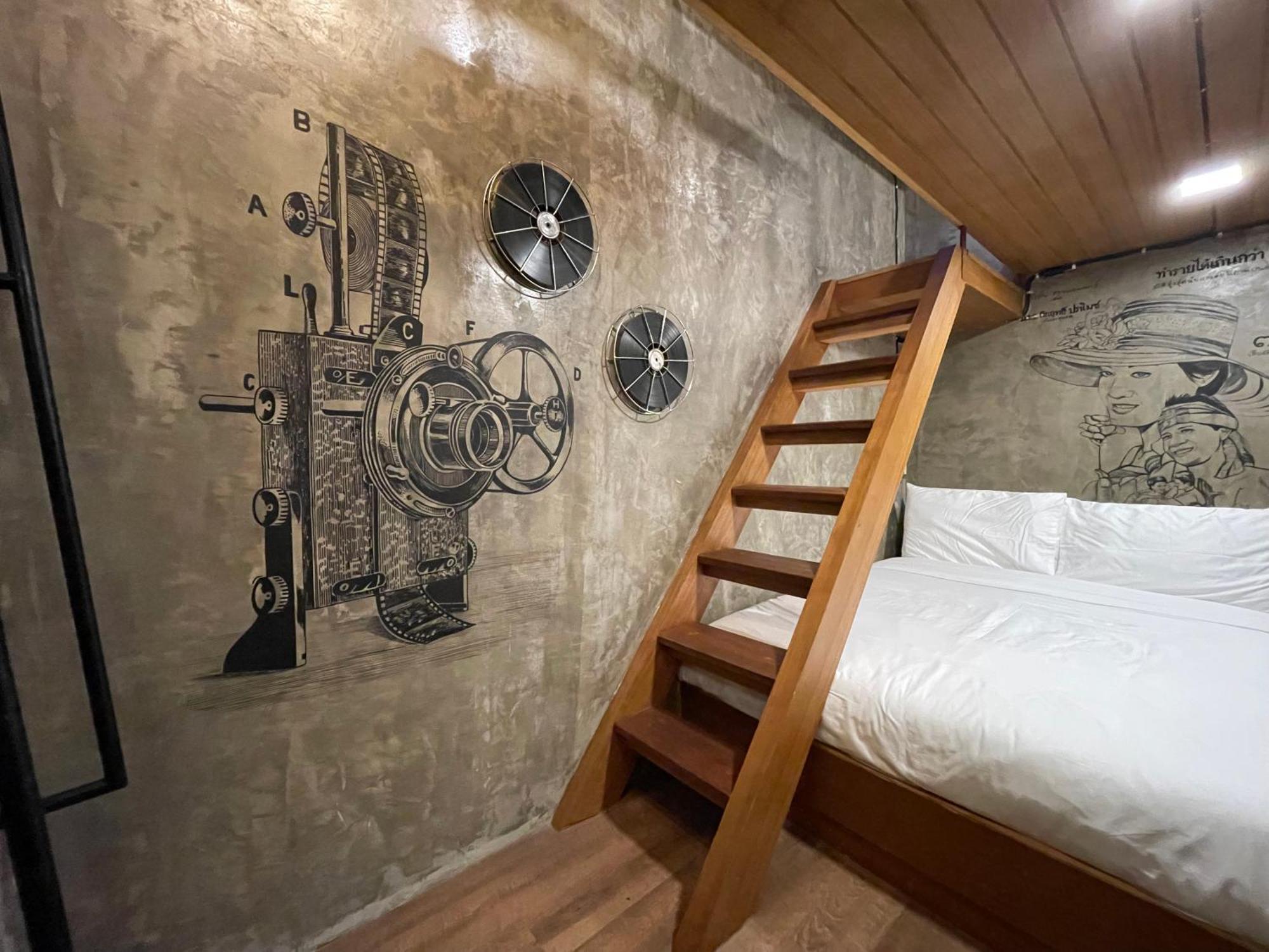Central Old Town Cottage Bangkok Bagian luar foto