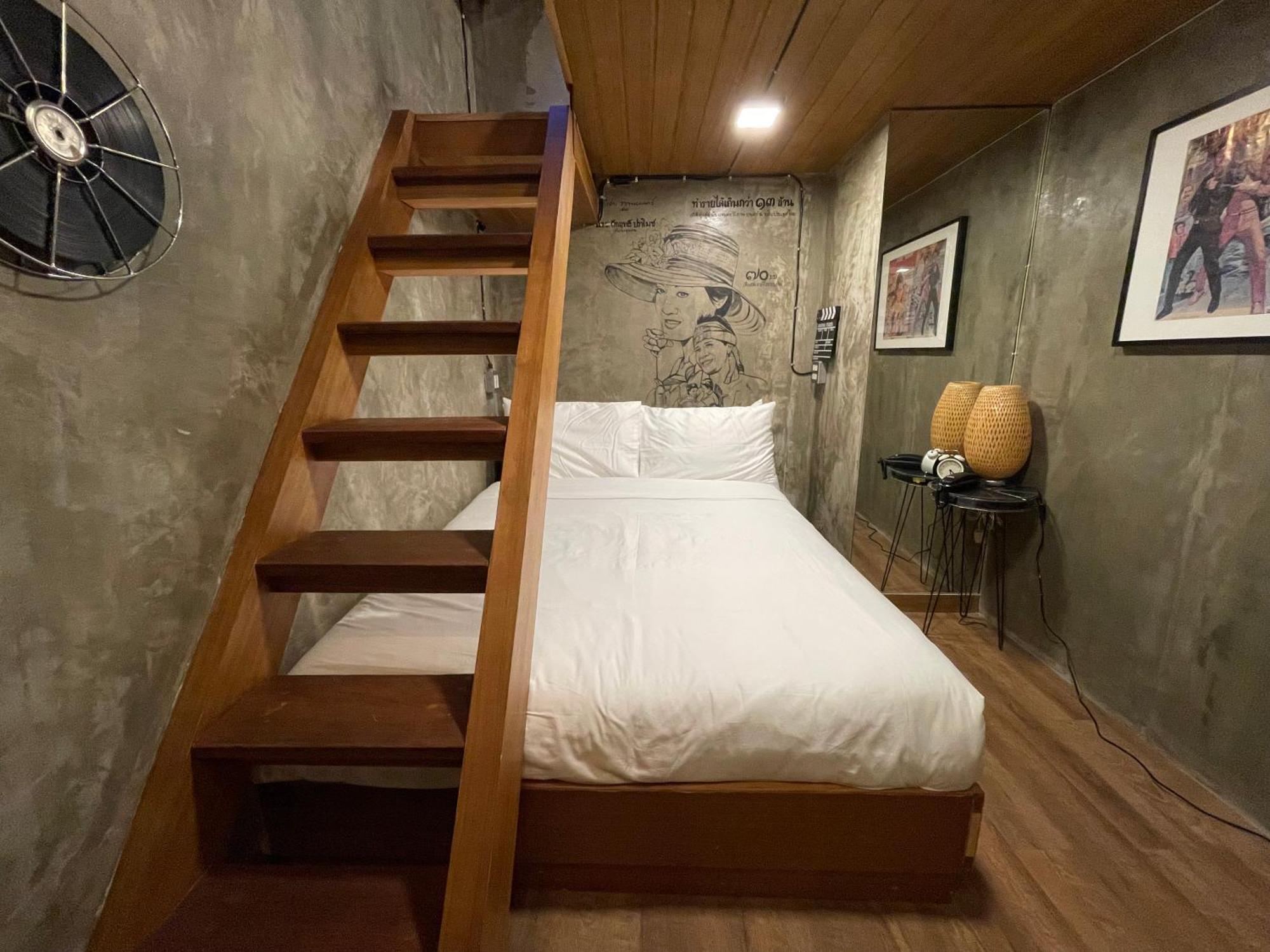 Central Old Town Cottage Bangkok Bagian luar foto