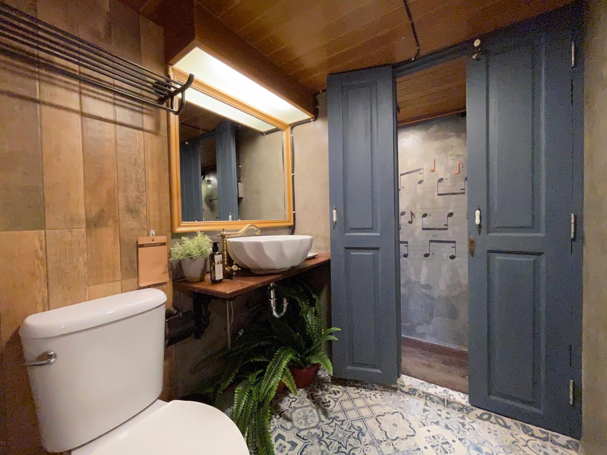 Central Old Town Cottage Bangkok Bagian luar foto