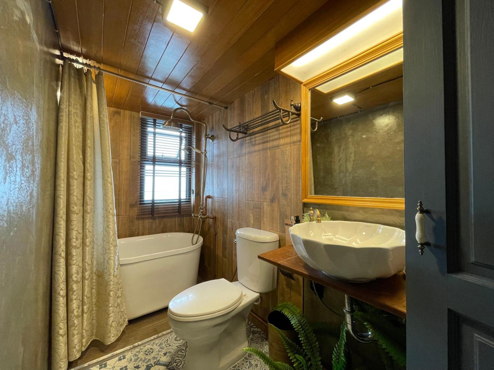 Central Old Town Cottage Bangkok Bagian luar foto