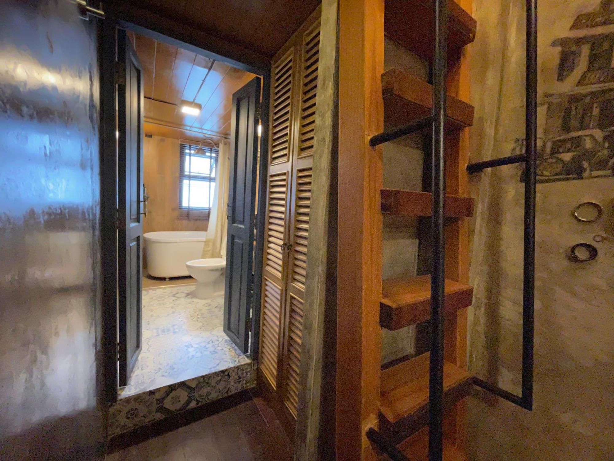 Central Old Town Cottage Bangkok Bagian luar foto
