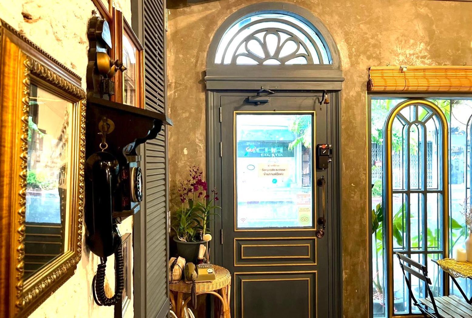 Central Old Town Cottage Bangkok Bagian luar foto