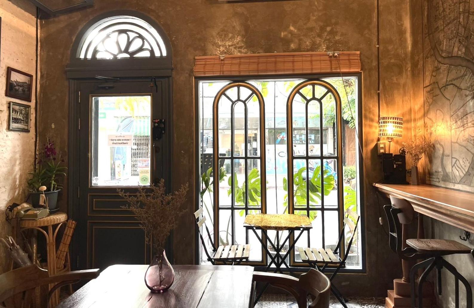Central Old Town Cottage Bangkok Bagian luar foto